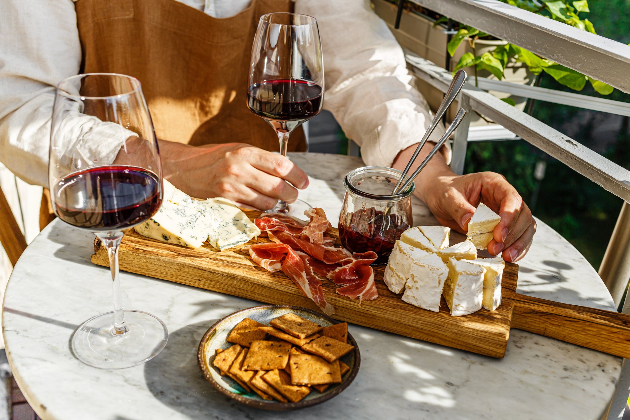02_Wine_Cheese_Pairing_iStock-1338690148-1